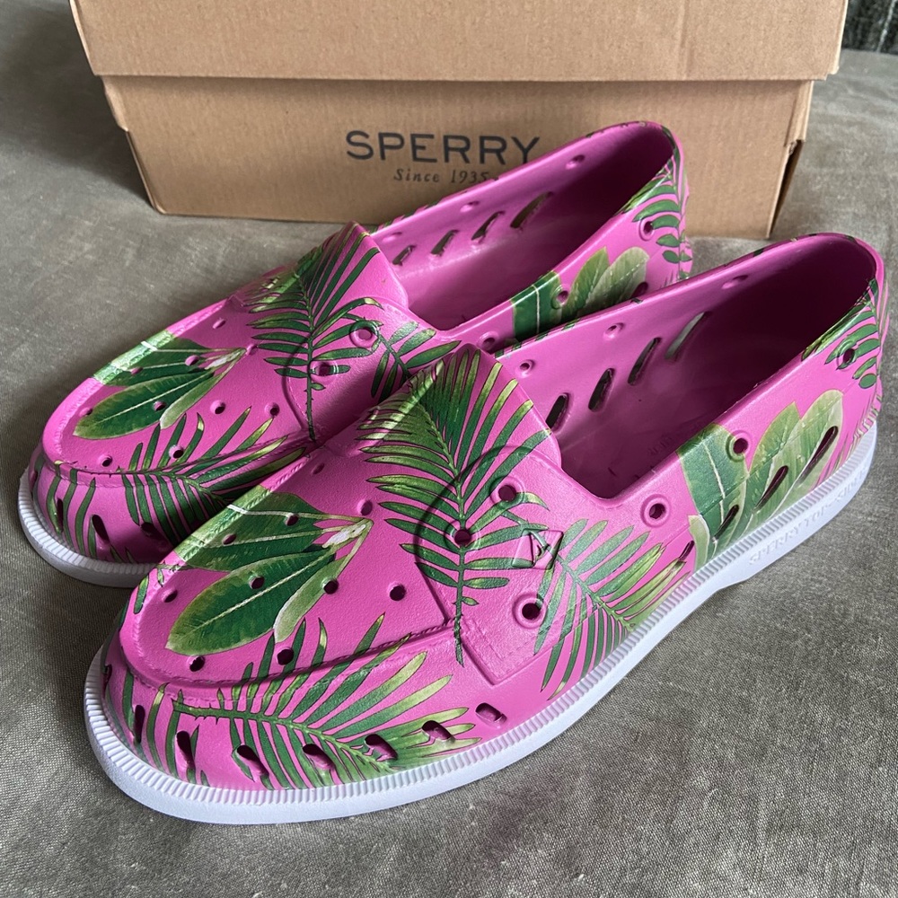 Men’s Sperry float boat shoe. Perfect summer shoe for all events!! Size 9.